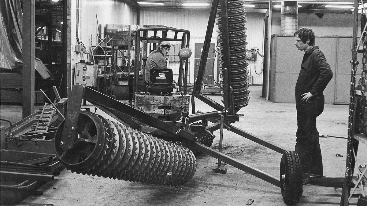 Test folding on ring roller 1976