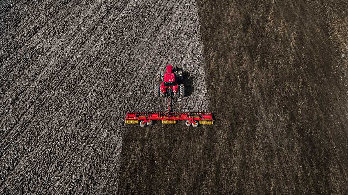 Väderstad Rexius in field
