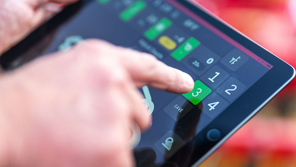 Roka, izmantojot rokā turamu Väderstad E-Control.