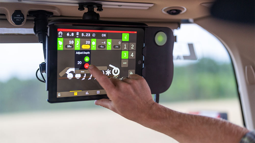 Hand som använder Väderstad E-Control i traktorn