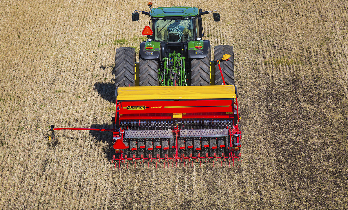 Väderstad Rapid 400C direct drilling in field