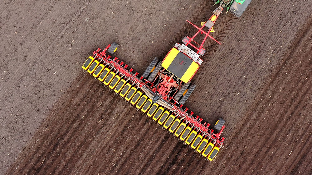 Tempo L with the liquid fertilizer system on a field