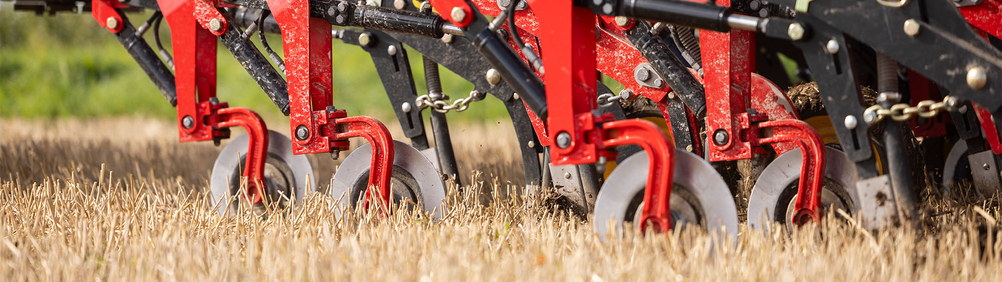 Foto ar priekšējiem diskiem, kas montēti uz Seed Hawk 900C sējmašīnas.