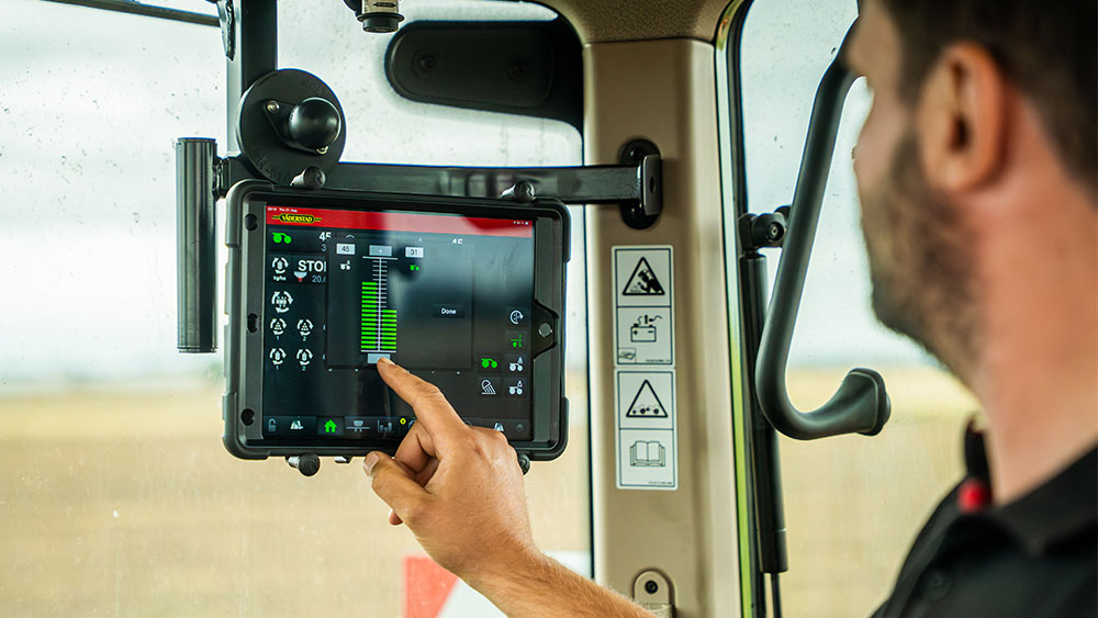 Traktoriaus kabinoje sėdinčio vyro, naudojančio Väderstad E-Control valdymąv per iPad, vaizdas