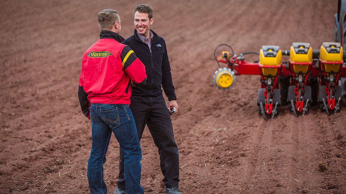 Väderstad Service with farmer in the field