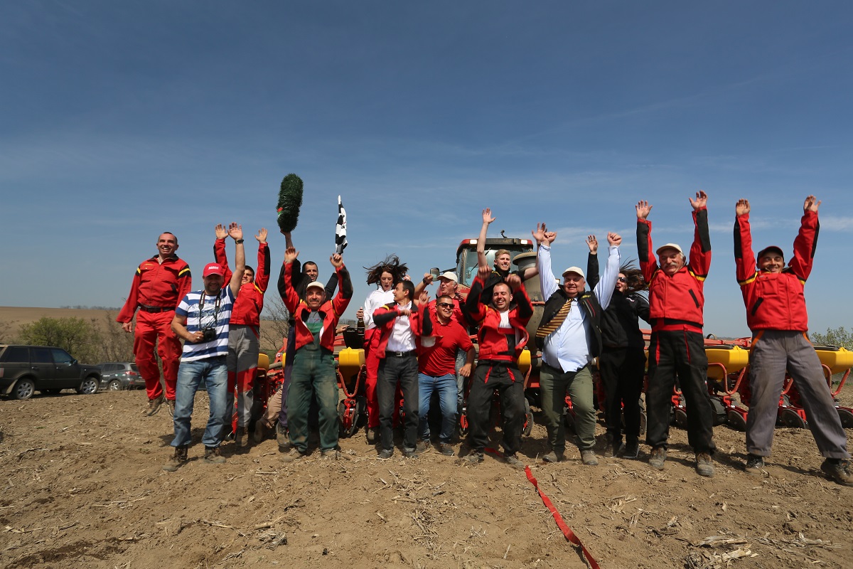 Ein glückliches Team von Väderstad und Titan Machinery bei der kleinen Feier nach dem Rennen.